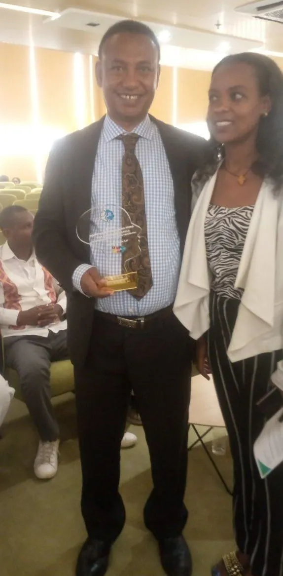 ማዕከሉ ለአሐዱ ሬዲዮ እና ቴሌቭዥን እውቅና በመስጠት የዋንጫ ሽልማት አበረከተ