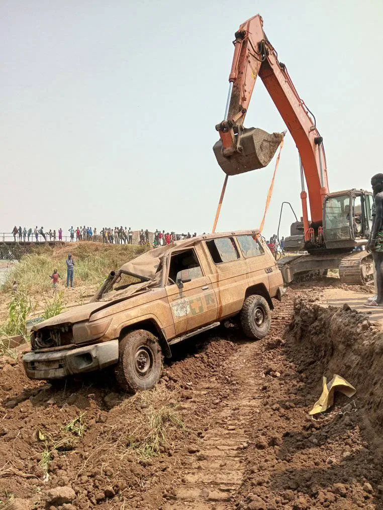 በጋምቤላ ድልድይ ጥሶ ወንዝ የገባው አንቡላንስ ከወራት በኋላ አምስት አስከሬኖችን እንደያዘ መገኘቱ ተገለጸ