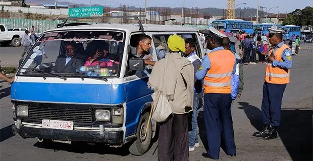 መመሪያውን ባልተከተለ እና ያለ በቂ ምክንያት እየተቀጡ መሆናቸውን የታክሲ አሽከርካሪዎች ገለጹ