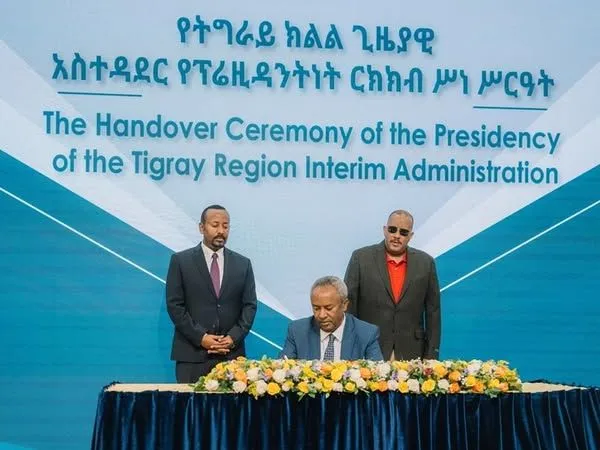 ጄኔራል ታደሰ ወረደ ሹመታቸውን ተከትሎ "የትግራይ ክልል አካታች ጊዜያዊ አስተዳደር የተልዕኮ አፈጻጸም የቃል ኪዳን ሰነድ" ላይ ፊርማቸውን አኖሩ